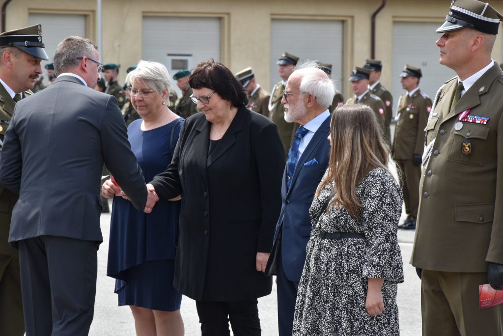 plac apelowy, kilku cywilów podczas wręczania wyóżnień