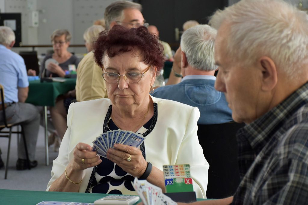 kobieta trzymająca w rękach karty  do brydża