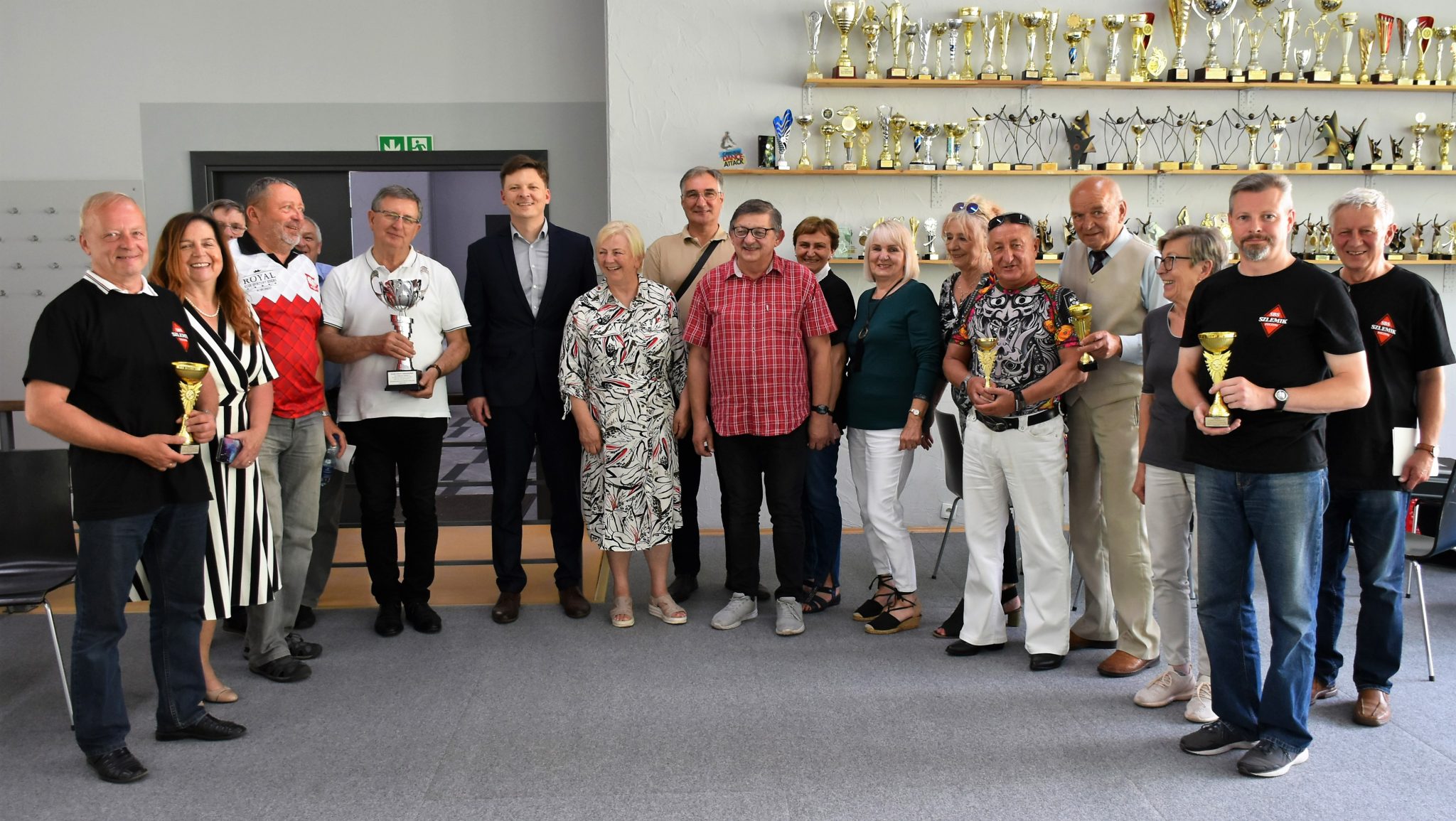 kilkanaście osób podczas wręczenia pucharów