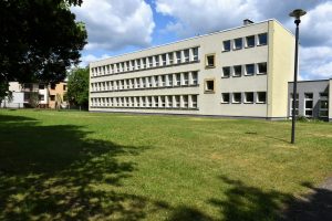 Duży budynek znajdujący się przy trawniku.
