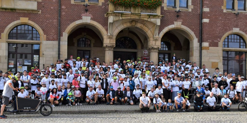 grupa kilkuset rowerzystów pozuje do zdjęciach na schodach tarnogórskiego ratusza
