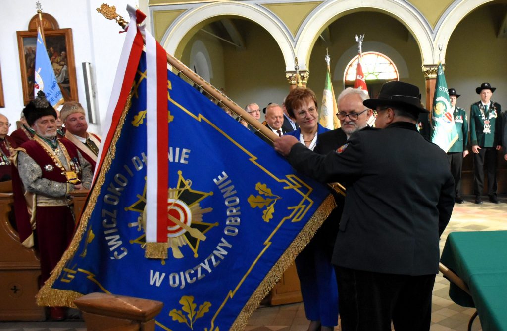 prezentacja sztandaru w kościele