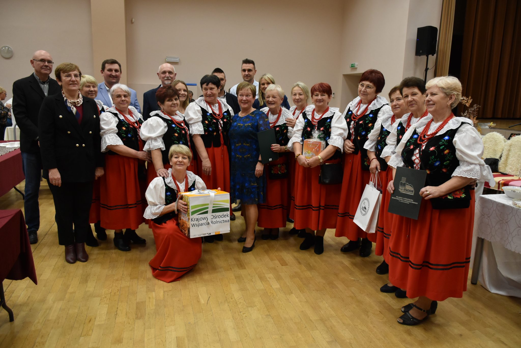 kilkanaście sob w strojach śląskich podczas wspólnego zdjęcia