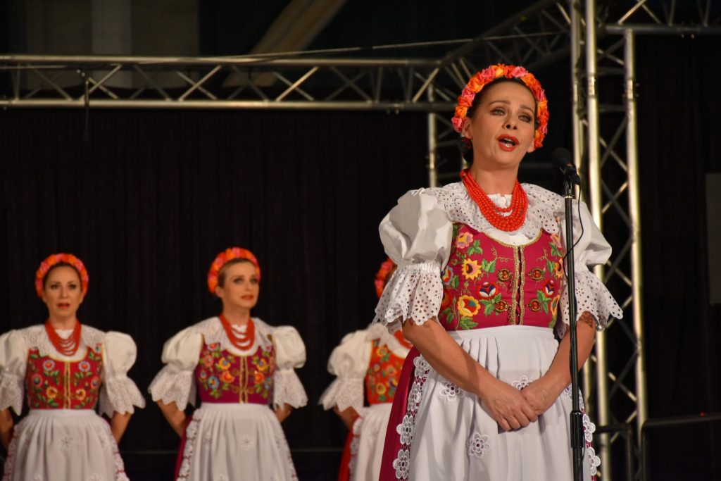 występ zespołu "Śląsk", na scenie śpiewa kobieta