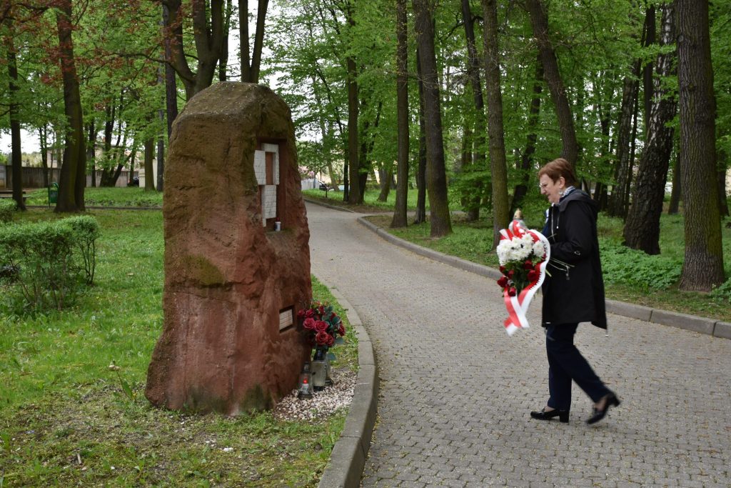 starosta składa kwiaty pod pomnikiem