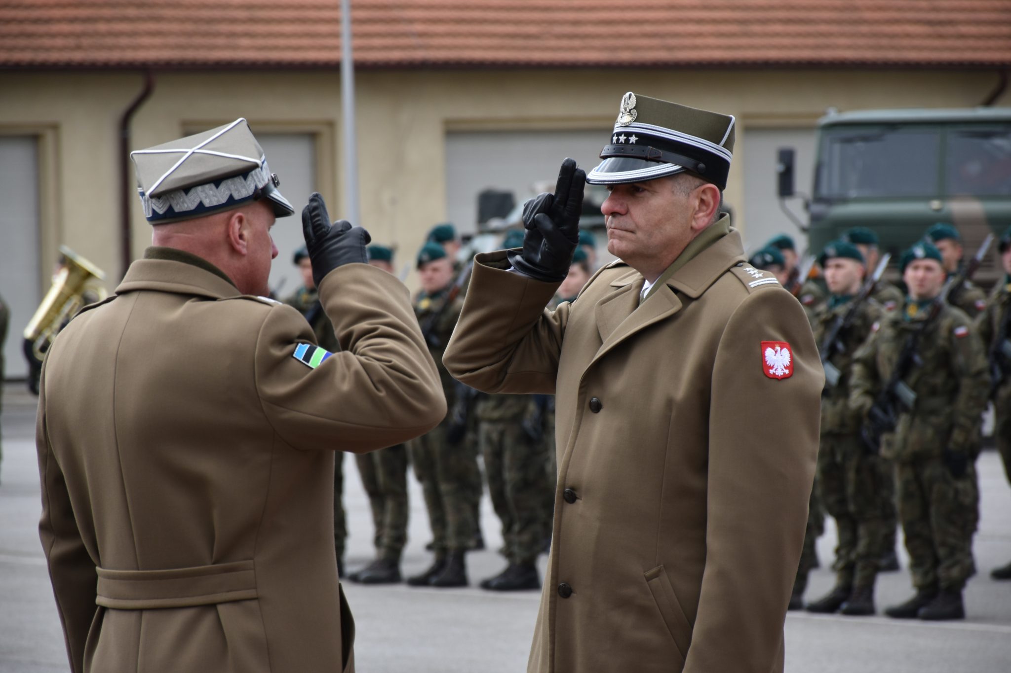 oficerowie podczas oddawania honorów