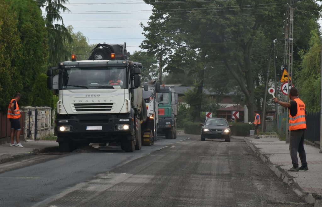 remont drogi sprzęt specjalistyczny podczas prac