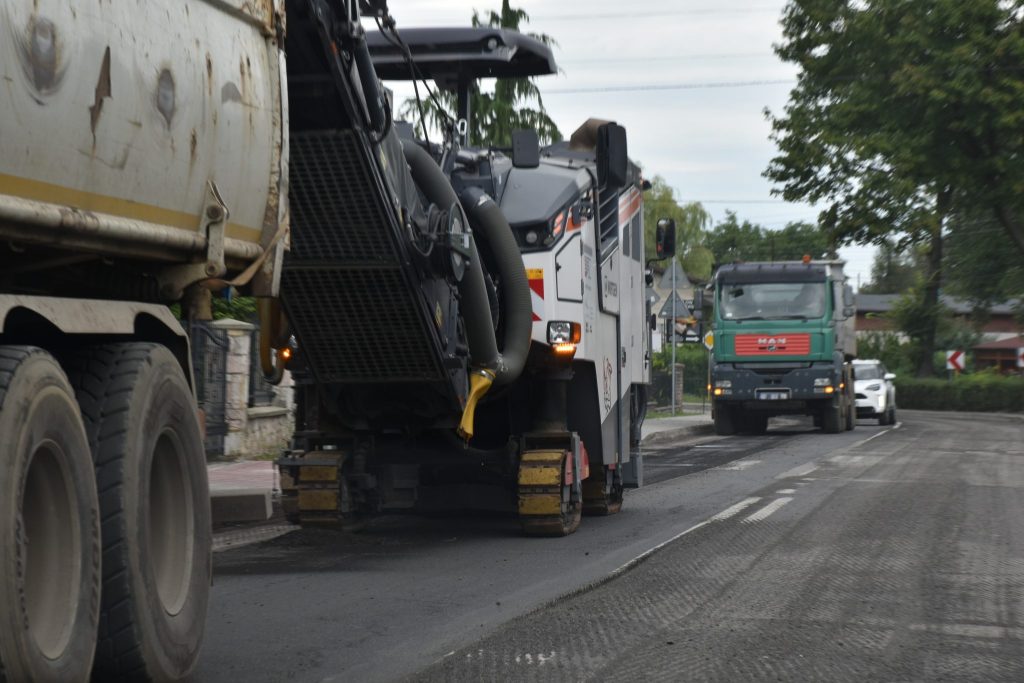 remont drogi sprzęt specjalistyczny podczas prac