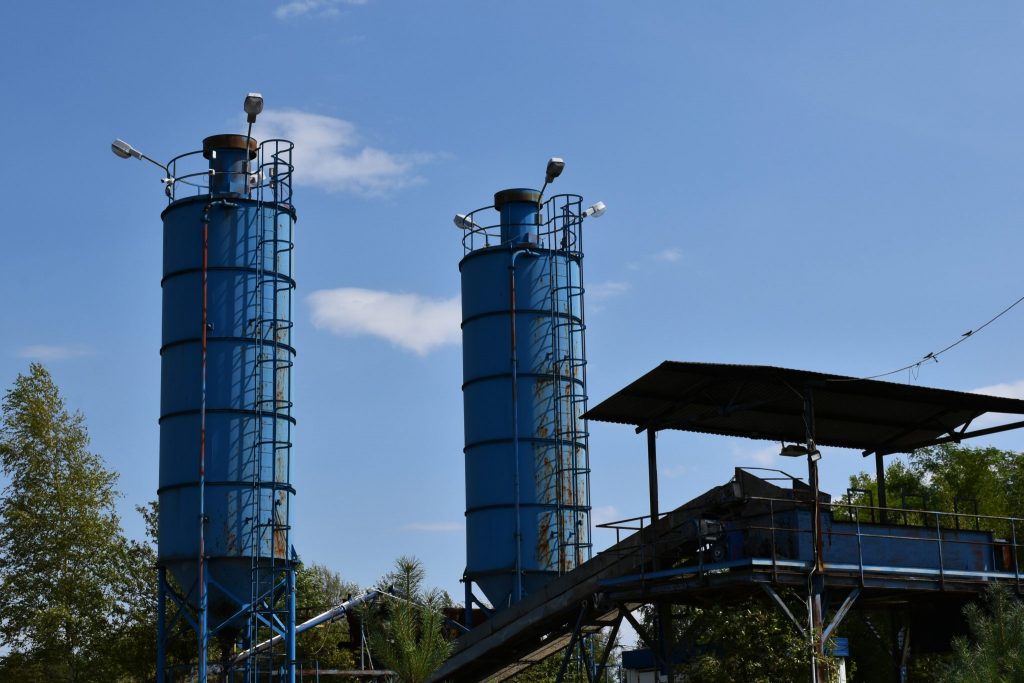 Teren po Zakładach Chemicznych "Tarnowskie Góry" niebieskie silosy.