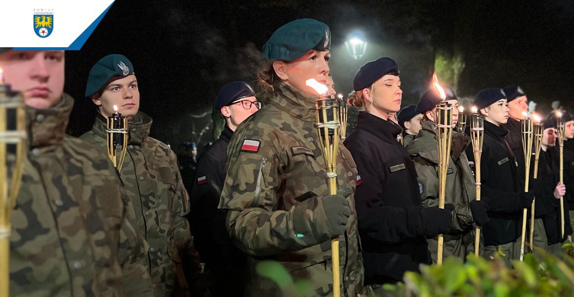 Grupa ludzi trzymająca w rękach pochodnie