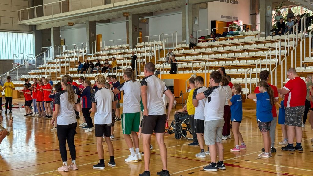 grupa zawodników w strojach sportowych, w tle trybuny 