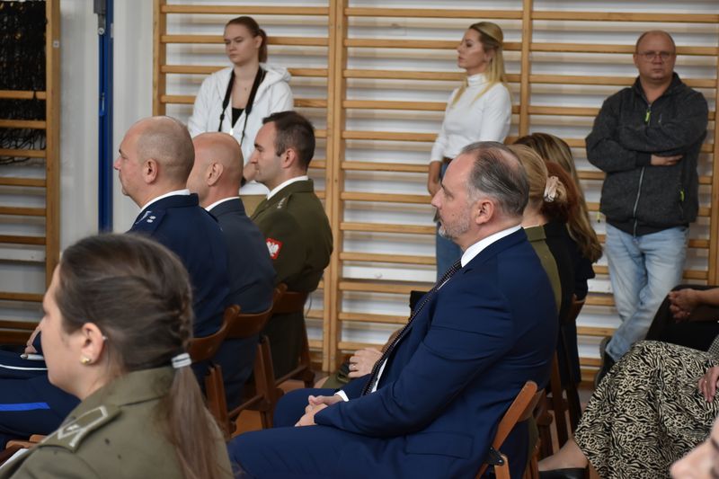 osoby siedzące na krzesłach na widowni