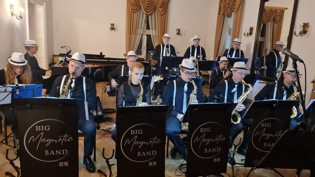 zespół muzyczny gra na swoich instrumentach