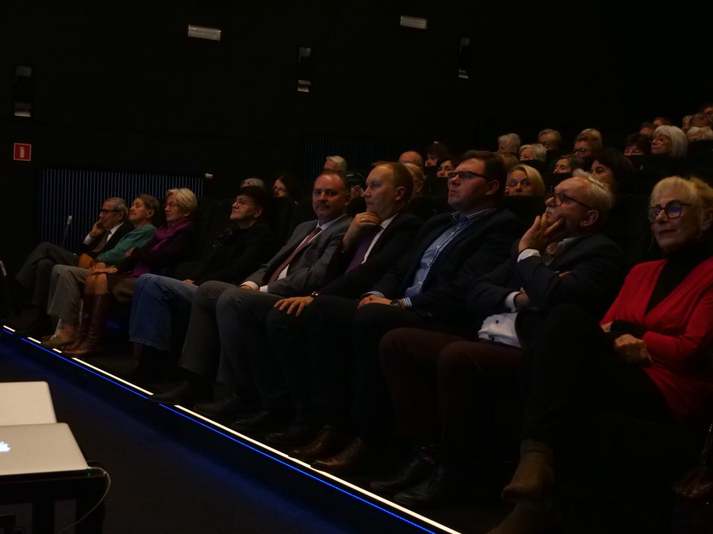 osoby, siedzą na widowni