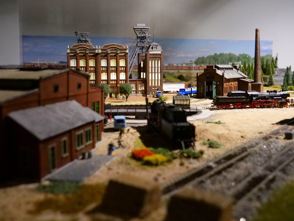makieta przedstawiająca tory, dworzec i miasto
