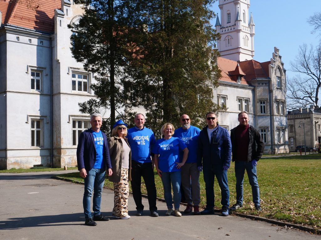 Porządki w parku przy Centrum Kultury Śląskiej w Nakle Śląskim