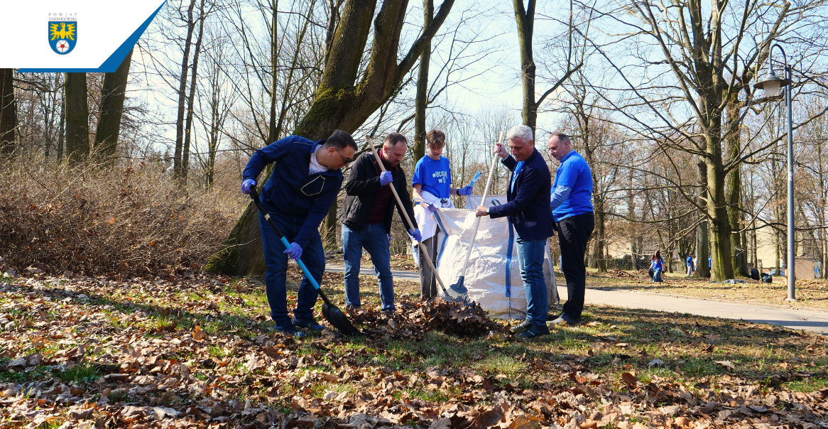 Porządki w parku przy Centrum Kultury Śląskiej w Nakle Śląskim