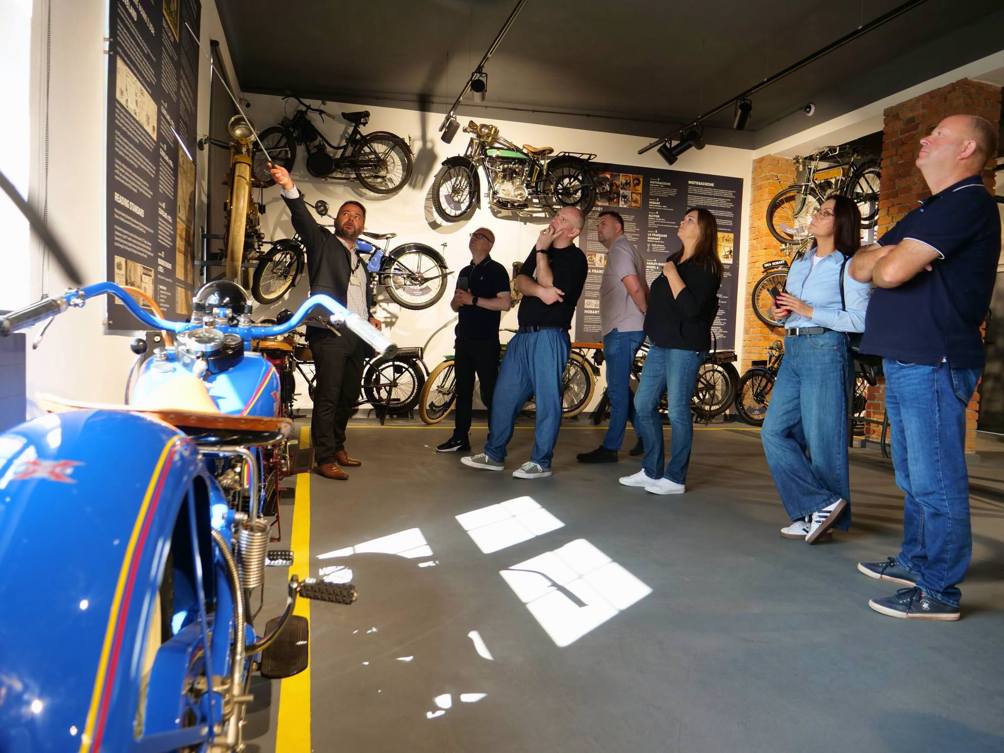 Delegacja z Powiatu Tucholskiego odwiedziła Muzeum Motoryzacji