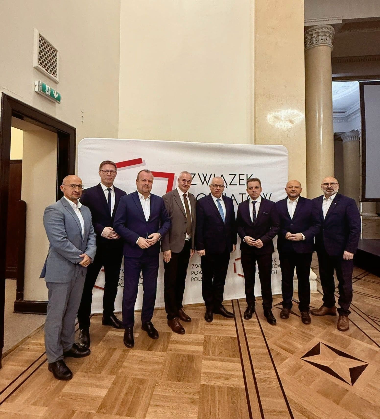 Starosta Adam Chmiel na Szczycie Szpitali Powiatowych w Warszawie. Rozmowy o przyszłości lokalnej ochrony zdrowia